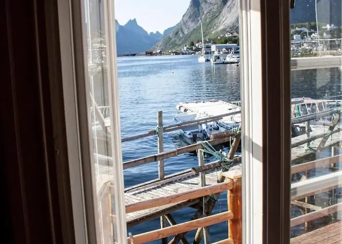 Authentic Located Close To Reinebringen Lofoten Semesterbostad *